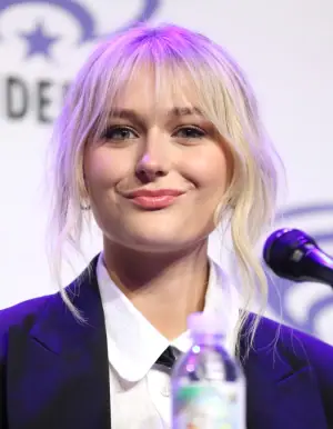 Alyvia Alyn Lind